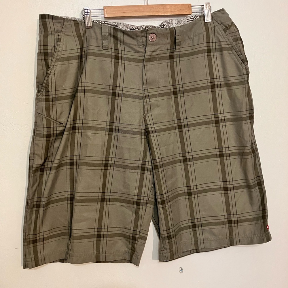 Quicksilver plaid shorts size 40